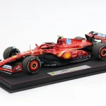Árcsökkenés Ferrari F1 SF-24 55 Austin GP 2024 C. Sainz vitrinnel Limitált